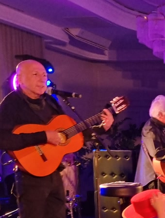 Spaanse gitaristen tijdens een optreden met podiumverlichting
