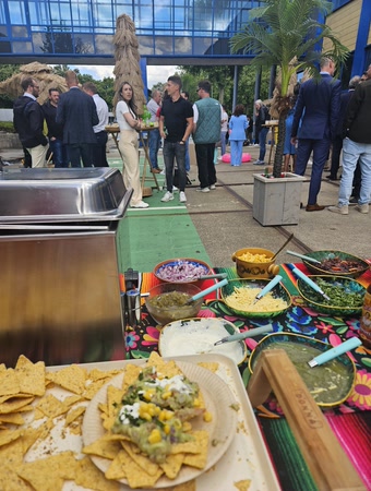 Mexicaans buffet met nachos en gasten op een feestlocatie